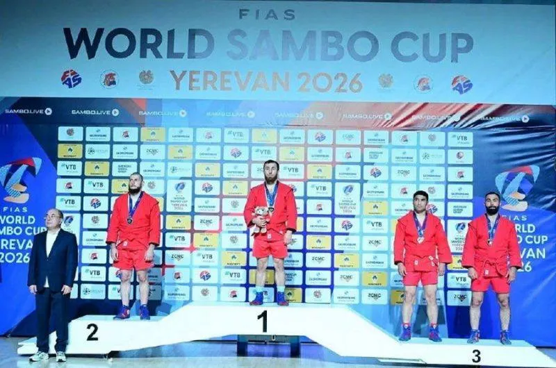Камчатский боевой самбист выиграл Кубок мира С 9 по 12 апреля в Ереване прошёл Кубок мира по спортивному и боевому самбо Загид Гайдаров уроженец Дагестана представляет Камчатку в финале победил другого россиянина со счётом 5 2 Судьи особенно оценили удар ногой с разворотом на 360 градусов В активе спортсмена золото чемпионатов Европы и мира три победы на чемпионатах России Сборная России впервые за четыре года выступала под флагом и гимном и выиграла командный зачёт Поздравляем TG замедляют Видосы и оперативные новости смотри в нашем MAX
