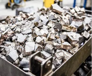 Крупнейшая сделка в сфере редкоземельных элементов   USA Rare Earth USAR объявила о заключении окончательного соглашения о приобретении 100 акций Serra Verde Group владельца рудника и перерабатывающего завода по добыче редкоземельных элементов Pela Ema в штате Гояс Бразилия Сумма сделки включает 300 млн наличными и 126 849 млн акций вновь выпущенных обыкновенных акций USAR что при цене закрытия USAR в 19 95 по состоянию на пятницу 17 апреля 2026 года означает что стоимость акционерного капитала Serra Verde составит 2 8 млрд Сделка должна быть завершена в третьем квартале 2026 года CEO USA Rare Earth Барбара Хамптон   Шахта Pela Ema компании Serra Verde уникальный актив и единственный производитель за пределами Азии способный поставлять все четыре магнитных редкоземельных элемента в больших масштабах а также другие жизненно важные редкоземельные элементы такие как иттрий Что происходит   Продукция Serra Verde содержит высокий процент всех четырех магнитных редкоземельных элементов включая наиболее важные и ценные тяжелые редкоземельные элементы HREE диспрозий Dy тербий Tb и иттрий Y Предприятие полностью получило все необходимые разрешения и начало производство в 2024 году после более чем 1 1 млрд капитальных инвестиций Serra Verde заключила 15 летнее соглашение о 100 поставках для специальной компании финансируемой госучреждениями США и SPV всех четырех магнитных редкоземельных элементов необходимых для производства самого мощного постоянного магнита NdFeB контракт включает гарантированные минимальные цены на каждый из компонентов Nd Pr Dy Tb Расширение и оптимизация первого этапа Serra Verde полностью финансируются за счет положительного денежного потока благодаря финансированию DFC в размере 565 млн При достижении проектной мощности первой фазы по плану запуск к концу 2027 года проект Serra Verde будет производить 6400 Mt TREO общее содержание редкоземельных оксидов в год Исходя из 100 продаж разделенного оксида ожидается что к концу 2027 года годовой EBITDA Serra Verde составит 550 650 млн В долгосрочной перспективе к концу 2030 года объединенная компания будет генерировать 1 8 млрд годовой EBITDA при коэффициенте конверсии денежного потока 80 Стратегия   по плану к 2027 году производство Serra Verde будет составлять более 50 от общего объема поставок тяжелых редкоземельных элементов вне пределов Китая с существенным потенциалом роста после расширения на втором этапе объединенная компания будет обладать активными производственными возможностями по всей цепочке поставок легких и тяжелых редкоземельных элементов включая добычу переработку разделение металлизацию и производство магнитов рост в т ч увеличение мирового производства металлов сплавов и полосовой прокатки за счет расширения присутствия Less Common Metal которую USA Rare Earth поглотила в сентябре 2025 во Франции США и на других рынках баланс с прогнозируемой ликвидностью более 3 2 млрд ДС и эквиваленты 1 2 млрд доступ к дополнительной ликвидности в 1 8 млрд в виде поэтапных выплат от DFC и Минторговли США По факту   1  Горнодобывающий сектор Бразилии составляет 4 ВВП и 23 национального экспорта Страна располагает крупнейшими в мире запасами редкоземельных элементов после Китая и исключительной концентрацией тяжелых редкоземельных элементов в месторождениях Среди уже работающих там крупнейших горнодобывающих компаний Alcoa Anglo American BHP Vale AngloGold Ashanti Glencore Kinross Rio Tinto South 32 2  USA Rare Earth также разрабатывает рудник в Западном Техасе Кроме покупки LCM недавно ввела в эксплуатацию завод по производству редкоземельных магнитов в Стиллуотере Оклахома Наряду с такими как MP Materials USA Rare Earth при поддержке Трампа работает над тем чтобы сломить монополию Китая 85 мировых мощностей на переработку редкоземельных элементов особенно после того как Пекин ограничил их экспорт в ответ на торговые пошлины USAR по итогам вчерашних торгов 13 c начала года 84 ivankroshnyi