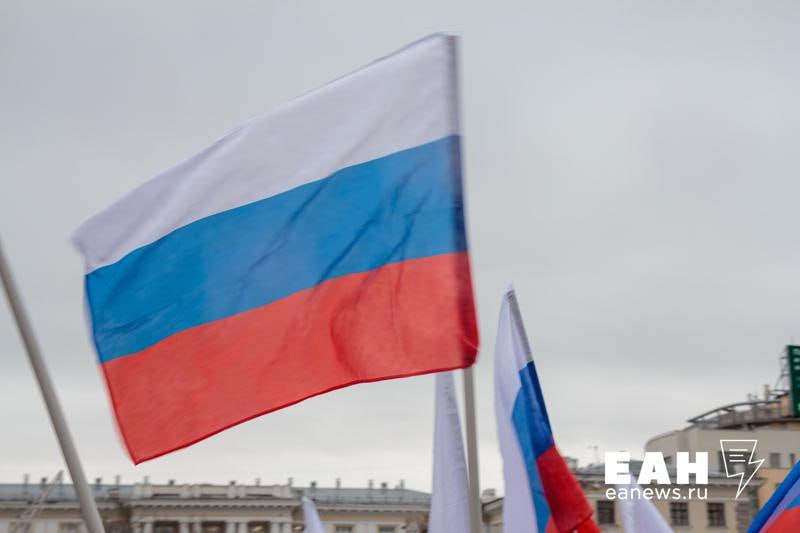В школах могут ввести единую спортивную форму – в цветах российского флага Инициативу оформил в письме к Минпросвещения и Минспорта глава комитета Госдумы по спорту Олег Матыцин, а также депутаты Сергей Колунов и Илья Вольфсон. Во-первых, мы еще раз подчеркнем тот факт, что все мы – россияне, ведь форма будет, как у профессиональных атлетов, коррелировать с нашими государственными символами. Во-вторых, мы уравняем учеников между собой, устраним «гонку моды». Знаем, что сегодня одни ребята могут купить дорогостоящие футболки на физкультуру, а другие не могут себе этого позволить, — говорится в письме.