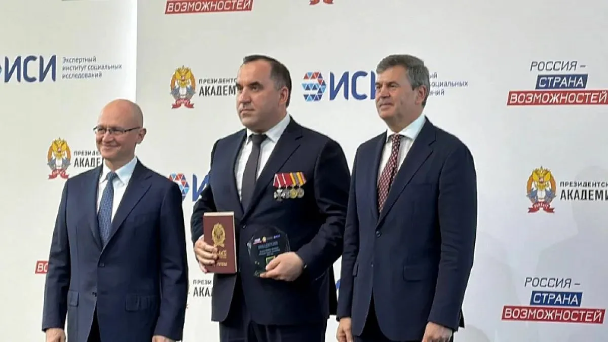 Председатель Тульской облдумы стал одним из победителей конкурса Лидеры России Политика Андрея Дубровского сегодня 16 мая наградил первый заместитель руководитель администрации президента Сергей Кириенко в мастерской управления Сенеж Победителями конкурса Лидеры России Политика стали 68 управленцев со всей страны В их число вошел председатель Тульской областной Думы Андрей Дубровский Он также является членом фракции Единая Россия Лидеры России Политика это не просто конкурс а целостная система формирования резерва страны школа профессионального и личностного роста Мы получили ценные знания и навыки уникальный опыт деловые связи делились лучшими практиками и перенимали опыт наставников отметил Андрей Дубровский Председатель облдумы подчеркнул что он рад быть в числе победителей конкурса Андрей Дубровский выразил уверенность что теперь сможет более эффективно решать управленческие задачи с помощью полученных знаний Пресс служба Тульской областной Думы   Если у вас плохо грузятся новости видео и фото посты дублируются в нашем канале в MАХ 1  2   Подпишись на новости