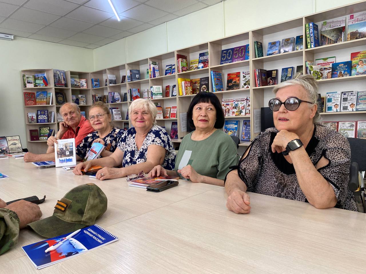В городской центральной библиотеке прошли литературные чтения с местными поэтами пишущими о событиях специальной военной операции на тему "Защитникам Родины посвящается". Мероприятие состоялось в рамках партийного проекта «Старшее поколение» партии «Единая Россия». В чтениях приняли участие муниципальный координатор проекта, заместитель председателя Антрацитовского муниципального округа Елена Рахмукова, члены ветеранского движения, активисты «Женского движения Единой России», молодёжь, представители местного литературного объединения «Горизон». В тёплой и душевной атмосфере звучали стихи, наполненные болью и надеждой, тревогой и верой, любовью к Родине и гордостью за её защитников. Эти произведения — не просто строки на бумаге. Это искренние свидетельства времени, голос народа, откликающегося на трагедии и подвиги, происходящие рядом. "Сегодня, как никогда, важен голос писателя и поэта — искренний, честный, пронизанный болью и гордостью. Произведения, посвящённые СВО, становятся живыми страницами истории, наполненными памятью, болью утрат и светом героизма. Это — нерукотворные памятники мужеству тех, кто сражается за Родину." - отметила Елена Рахмукова. #ЕдинаяРоссия #ЕР181 #СтаршееПоколение #ЖенскоеДвижениеЕдинойРоссии #ЛитератураСВО #ПоэзияСВО #ДеньРусскогоЯзыка