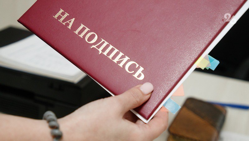 Замначальника управления Ставрополья по сохранению ОКН уволили из-за утраты доверия Как показала прокурорская проверка, чиновник согласовал проекты зон объектов культурного наследия по 14 заявлениям. Все они поступили от его гражданской супруги. При этом женщина выступала соучредителем коммерческой организации, которая и разрабатывает проекты таких зон на КМВ. «Будучи заинтересованным в получении гражданской женой материальной выгоды, чиновник в нарушение антикоррупционного законодательства не принял меры по недопущению и урегулированию конфликта интересов», — уточнили в прокуратуре Ставрополья.