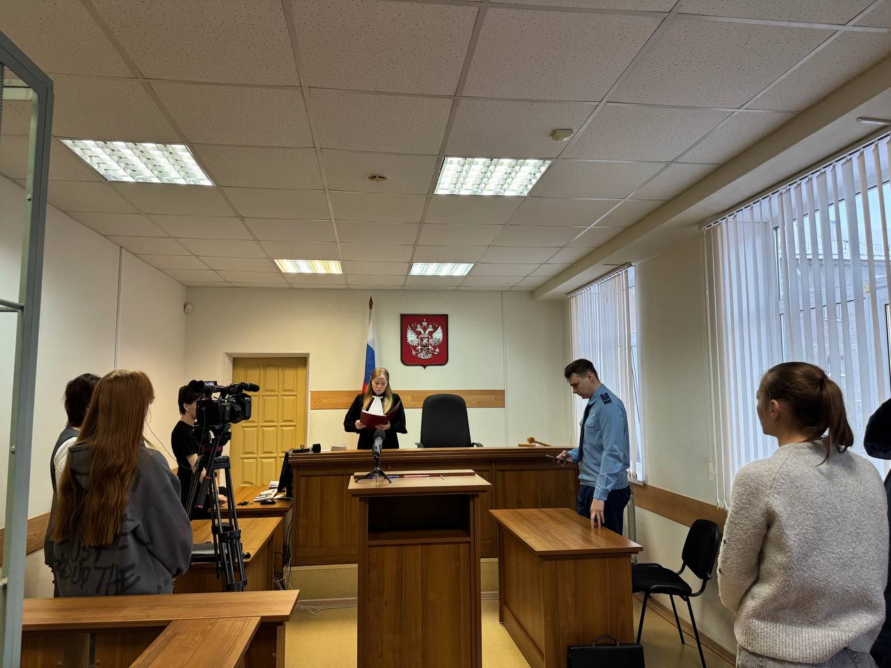 В Первоуральске вынесен приговор по делу о женской драке в кафе закончившейся обезображиванием лица Инцидент произошел в декабре 2024 года в ночное время в кафе Арагви Между ранее незнакомыми женщинами Евгенией и посетительницей вспыхнул конфликт переросший в потасовку В ходе драки Евгения нанесла сопернице удары ногами по телу удерживала и тянула за волосы а также нанесла не менее 1 удара по голове неустановленным следствием предметом Полученные травмы были квалифицированы как тяжкий вред здоровью выразившийся в неизгладимом обезображивании лица В суде подсудимая лишь частично признала свою вину оспаривая степень тяжести причиненных травм Тем не менее суд счел ее вину доказанной по статье Умышленное причинение тяжкого вреда здоровью выразившегося в неизгладимом обезображивании лица совершенное с применением предмета используемого в качестве оружия п з ч 2 ст 111 УК РФ Суд назначил Евгении наказание в виде 3 лет лишения свободы условно с испытательным сроком 3 года Гражданские иски потерпевшей удовлетворены частично С осужденной взыскано 175 тысяч рублей в качестве компенсации морального вреда потерпевшей 2 тысячи рублей имущественного ущерба  Приговор не вступил в законную силу и может быть обжалован сторонами в течение 15 суток Первоуральский городской суд Первоуральский городской суд судебная практика