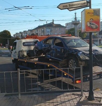 На Центральном рынке в Симферополе легковушка залетела в подземный пешеходный переход На Центральном рынке в Симферополе этой ночью легковушка не вписалась в поворот и припарковалась в подземном пешеходном переходе В результате авто всмятку а в машине от удара сработали подушки безопасности На месте работали сотрудники скорой Только утром машину или то что от неё осталось смогли погрузить на эвакуатор на месте находились и сотрудники правоохранительных органов Читайте новости Крыма первыми в нашем Telegram канале и даже когда не работает мобильный интернет в национальном мессенджере MAX Подробнее