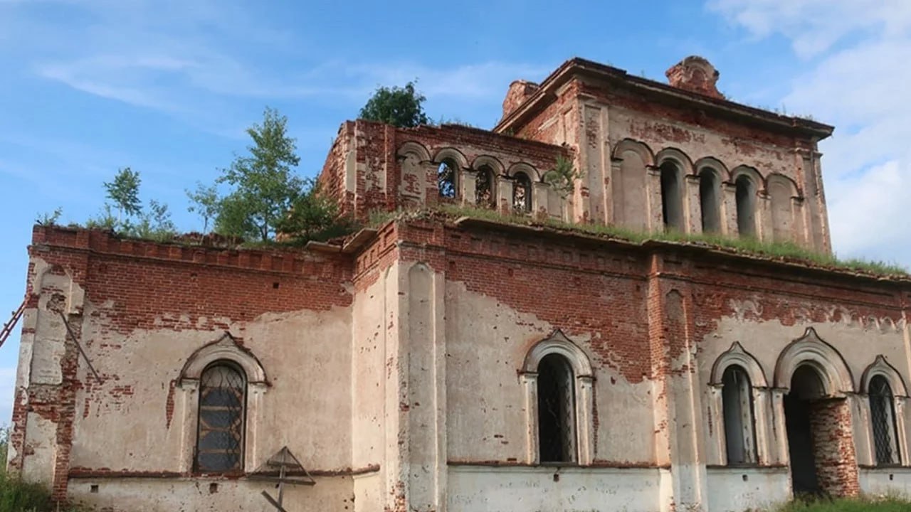 Монастырскую заимку и старинный храм в Челябинской области взяли под охрану государства Речь идет о храме праведного Симеона Верхотурского возле села Булзи Каслинского района В ноябре он был признан памятником архитектуры регионального значения и включен в специальный государственный реестр В список он вошел вместе с окрестной заимкой Ново Тихвинского женского монастыря Она возникла здесь на пожертвованных для церкви землях в XIX веке а храм был построен и освящен в 1884 году После революции на этом месте была образована коммуна а после аварии на предприятии Маяк в 1957 году она оказалась рядом с зоной Восточно Уральского радиоактивного следа Сейчас храм находится в разрушенном состоянии Фото Госкомитет охраны объектов культурного наследия Челябинской области Подписывайтесь на Вести Южный Урал в MAХ