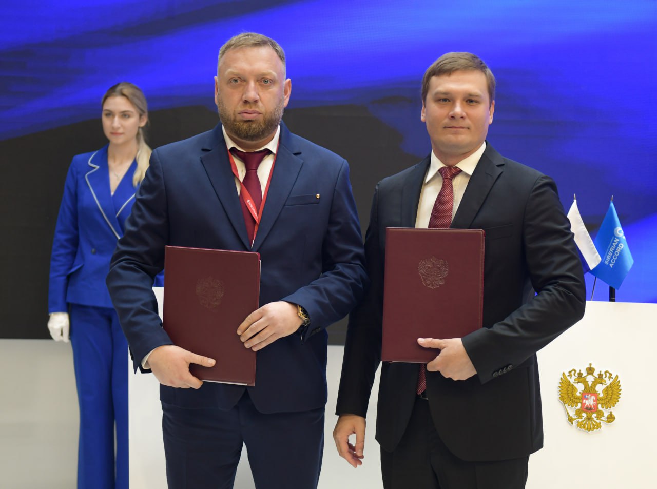 В 2025 году в Приисковом начнётся строительство горнолыжного комплекса Туризм — одно из приоритетных направлений работы правительства Хакасии. За шесть лет мы увеличили финансирование отрасли из бюджета республики почти в 15 раз. В прошлом году Хакасию посетили рекордные 2,2 млн туристов. Приисковое определено нами как одна из важнейших территорий для развития туризма. Необходимость строительства здесь горнолыжного комплекса назрела уже давно: село пользуется популярностью у любителей зимних видов спорта. Сегодня на #ПМЭФ2025 подписал соглашение с компанией «Интерлогистика», которая будет заниматься строительством и развитием горнолыжного комплекса. Реализация этого проекта обеспечит рост экономики Хакасии, создаст рабочие места, увеличит налоговые поступления в бюджет. #ВалентинКоновалов #ГлаваРХ #Хакасия