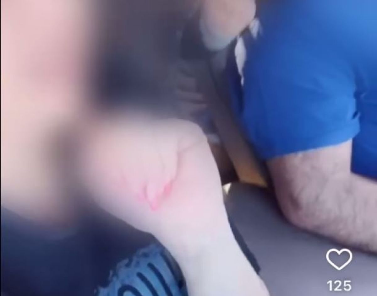 В Воронежской области оштрафовали мужа хозяйки "Ни руски опитит" за танцы супруги с ребенком в машине Сотрудники ГАИ во время мониторинга соцсетей наткнулись на видео блогершы из Острогожска, известной открытием заведения с сомнительным названием «Ни руски опитит». Внимание инспекторов привлекло отсутствие ремня безопасности на водителе и ребенок, танцующий в салоне во время движения. ↗ Прислать новость Подписаться