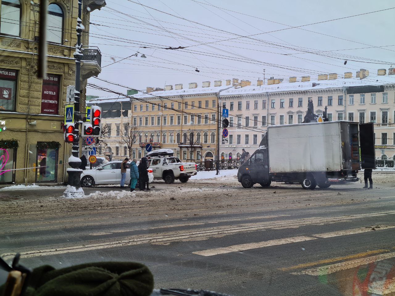 «Газель» врезалась в легковушку возле Аничкова моста – кадры ДТП перед вами.  Changan поворачивал с Невского и не дал преимущества в движении грузовому ГАЗу. В результате машины столкнулись, и «китаец» уперся в дверь кафе. В аварии никто не пострадал.    Фонтанка, Мегаполис