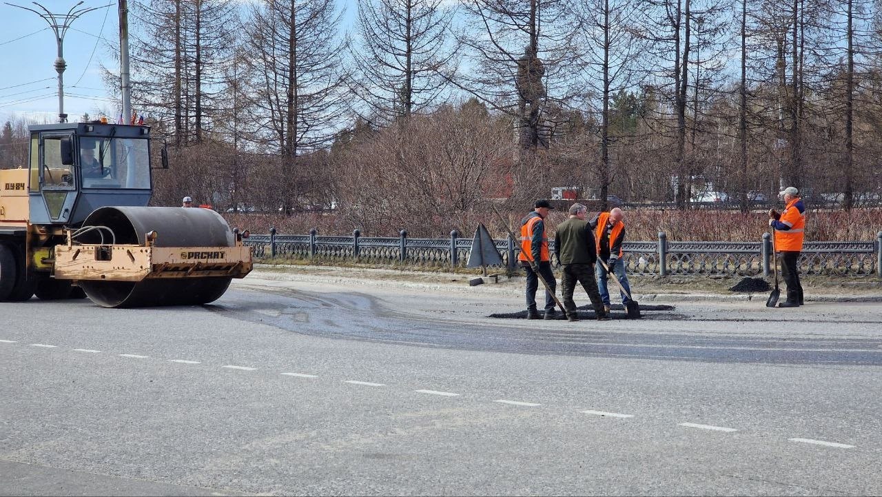 В Мончегорске отремонтируют участки дорог по проспекту Металлургов и на Риж-Губу Как сообщили в городской администрации, в этом году отремонтируют участок автодороги по проспекту Металлургов от перекрестка с улицей Сопчинской до перекрестка с улицей Железнодорожной – 17 503 квадратных метров. Отремонтируют и участок дороги на Риж-Губу протяженностью 3 850 квадратных метров. Еще 7 736 квадратных метров дорожного полотна приведут в порядок в рамках ямочного ремонта. Фото: администрация Мончегорска/ ВК Подпишись — Вести Мурман