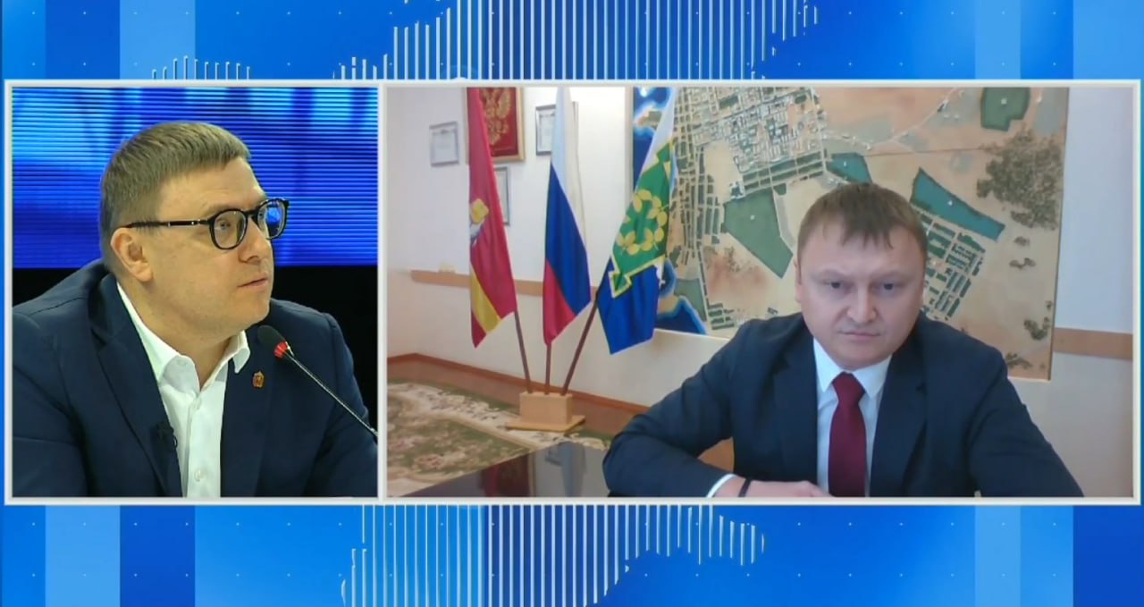 В ходе прямой линии Алексей Текслер раскритиковал главу Чебаркульского ГО за слишком долгое утверждение генплана города На прямую линию обратилась жительница поселка Каменный карьер которая пожаловалась что из за отсутствия этого важного документа жители не могут оформить права на земельные участки и жилые дома Ситуацию прокомментировал глава Михаил Панарин Он сообщил что из за определенных проблем генплан утвердят ориентировочно 31 декабря 2026 года Я понимаю что вы не так давно работаете главой но уже достаточно Лично для меня срок через год совершенно не устраивает Это в целом тормозит развитие города оформление недвижимости развитие инфраструктуры и так далее Количество проблем превышает разумное Мне кажется что решение вопроса у вас происходит как то технически Ножками нужно работать ножками понимаете А не просто бумаги слать Я и вам даю поручение и министерству архитектуры Ставлю задачу решить вопрос в более ранние сроки чем вы обозначили подчеркнул Алексей Текслер