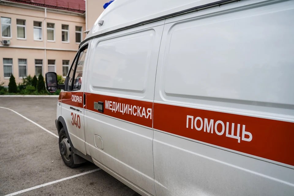 В Оренбурге осудили автолюбительницу по вине которой женщине пришлось рожать в перевернутой скорой Инцидент произошел в конце февраля Горожанка за рулем автомобиля не уступила дорогу машине скорой помощи При этом последняя ехала с включенными сигналами Спецтранспорт от удара перевернулся Фельдшер получил легкие травмы А спустя десять минут после аварии у пациентки начались роды Благодаря профессионализму медиков и мать и ребенок выжили Суд первой инстанции признал женщину водителя виновной в нарушении ПДД и оштрафовал ее Однако та заявила не имела технической возможности избежать столкновения Она отметила что водитель скорой помощи сам нарушил правила Областной суд рассмотрел ее апелляцию но не удовлетворил