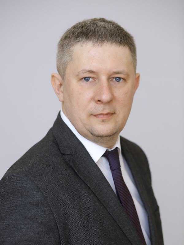 Ещё два увольнения, но уже в Администрации Вологды.   Стало известно, что свои посты оставят начальник Комитета по физической культуре и массовому спорту Дмитрий Жиоабакас и заместитель мэра по социальным вопросам Ирина Гуляева.  Официального заявления ещё не было, но косвенно оба чиновника подтвердили грядущие изменения. Дмитрий Жиоабакас разместил соответствующую информацию у себя в социальных сетях. Ирина Гуляева в разговоре с нашими корреспондентами отметила:   Говорить об этом пока рано, но, скорее всего, [так и случится].   Фото: Администрация г. Вологды