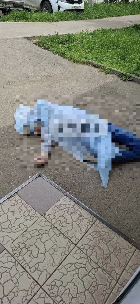 В течение семи часов вблизи краснодарской школы находится тело мужчины. Жители улицы Екатеринодарской, район Западного обхода, выражают крайнее недовольство бездействием правоохранительных органов в связи с неубранным телом 45-летнего мужчины, скончавшегося сегодня утром от сердечного приступа. По сообщениям граждан, на звонки в полицию поступают агрессивные ответы: «Нам некогда, ждите». При этом, в непосредственной близости находятся дети, что вызывает обоснованную обеспокоенность. ЧП Краснодара и края