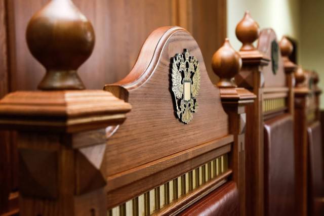 В Калининградской области завершили расследование убийства семилетнего мальчика из Черняховска Рассказываем подробно По версии следствия 44 летний житель Черняховска совершил преступление дома С 29 января по 1 февраля отчим заставлял мальчика делать физические упражнения Мужчина находился в состоянии наркотического опьянения Ребёнок чувствовал себя плохо поэтому переставал заниматься когда отчим выходил из комнаты Разозлившись С поднял ребёнка за одежду и понимая что тот в силу возраста не способен себя защитить и оказать сопротивление желая убить мальчика нанёс ему не менее 35 ударов в том числе по голове шее туловищу Описание телесных повреждений причинённых семилетнему Даниле Т занимают в обвинительном заключении страницу печатного текста формата А4 От тупой сочетанной травмы тела и развившегося травматического шока ребёнок умер рассказали в областном суде Мужчина решил спрятать тело Также он боялся ответственности за издевательства и избиения которым подвергал детей Он убрал тело ребёнка на верхний ярус кровати и по договорённости с матерью на протяжении суток создавал видимость перед девочкой что её брат жив и вступает в диалог Как полагает следствие на следующий день для создания алиби супруги с дочерью ездили по магазинам Черняховска чтобы их фиксировали камеры видеонаблюдения отметили в суде Затем мужчина положил тело в спортивную сумку и вывез в безлюдное место Он утопил мальчика в болоте и замаскировал ветками Вечером 1 февраля супруги обратились в полицию и заявили о пропаже сына Следствие также вменяет отчиму причинение тяжкого вреда здоровья 13 летней сестре убитого мальчика Мать обвиняют в истязании оставлении в опасности и ненадлежащем исполнении обязанностей по воспитанию несовершеннолетнего Супруги подвергали детей избиению физическому и психическому насилию с сентября 2023 года по февраль 2025 го Установлено не менее восьми таких фактов