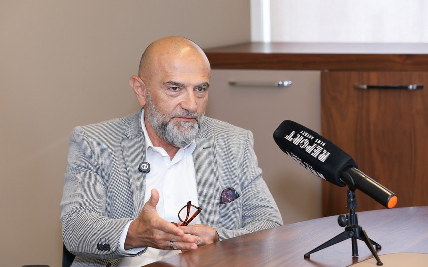 В Сумгайыте планируется запуск производства "зеленого" водорода  На территории Сумгайытского химико-промышленного парка в 2027-2028 годах планируется начать производство “зеленого” водорода.   Об этом сообщил генеральный директор азербайджано-болгарского совместного предприятия Caspian Lubricants Recycling, глава болгарской компании Torec Engineering Калин Рунтев.  “Если запуск завода состоится в ноябре-декабре этого года, как планируется, на следующем этапе мы обеспечим производство “зеленой” электроэнергией, а затем приступим к выпуску “зеленого” водорода. Он будет использоваться как топливо и как сырье для производства базовых масел второй группы  гидроочистка, гидротрейтинг, дистиллятная фракция и др. . Это сделает нас уникальными на пространстве от Южного Кавказа до Пакистана - ближайшее аналогичное производство находится в 3000 км”, - отметил К. Рунтев.