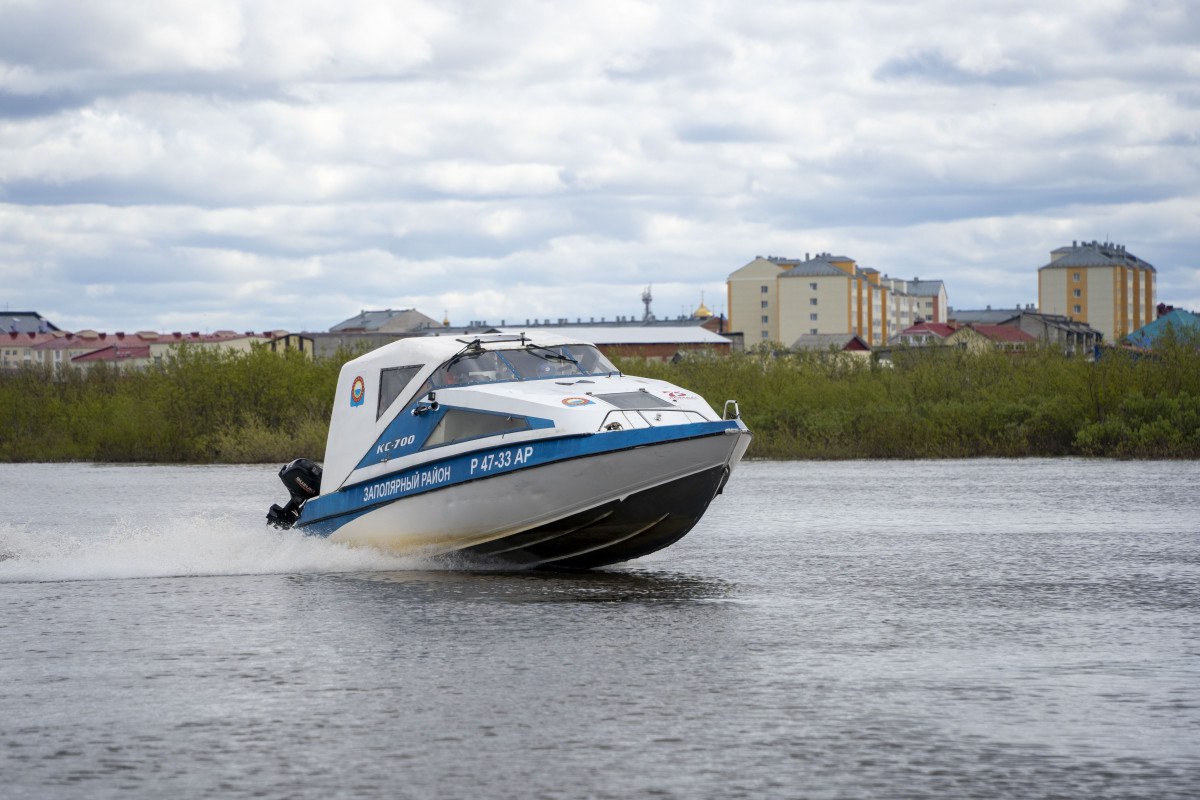 С начала года на водных объектах региона зафиксировано 3 происшествия, в результате которых погибли 3 человека Об этом сообщает ГУ МЧС России по НАО. — Рекомендуем перед выходом на маломерном судне тщательно оценивать погодные условия, включая силу и направление ветра. При неблагоприятных погодных условиях, особенно при сильном волнении, следует воздержаться от выхода на воду, — подчеркнул важность соблюдения мер предосторожности при выходе на воду начальник центра ГИМС Игорь Гладкий. Ключевым правилом безопасности при нахождении на судне является обязательное использование спасательного жилета, который может спасти жизнь в критической ситуации. Фото: Алексей Орлов/НАО24