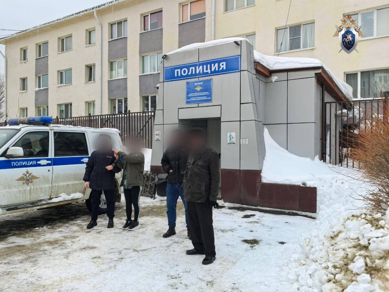 “Ножницами в шею, ножом в живот”: жительница Холмска порезала двух мужчин в пьяном угаре На Сахалине будут судить 44-летнюю женщину, которая два раза напала на своих собутыльников. Оба преступления жительница Холмска совершила в феврале, подробности рассказали в областном следкоме. Первый эпизод произошел 3 февраля. В тот день обвиняемая со своей знакомой и потерпевшим находились в квартире в одном из домов по улице Школьной в Холмске. В ходе распития спиртного между сахалинкой и собутыльником возникла ссора, во время которой женщина взяла ножницы и не менее 3-х раз ударила ими в шею и голову потерпевшему. Спастись мужчине помогла знакомая, находящаяся в квартире.Она обхватила нападавшую и оттащила её в сторону, тем самым предотвратила нанесение дальнейших ударов потерпевшему. После потерпевшему своевременно была оказана медицинская помощь. На сахалинку возбудили уголовное дело по 3 ст. 30, ч. 1 ст. 105 УК РФ. Женщина вину в совершённом преступлении признала частично, пояснив об отсутствии у нее намерений убивать потерпевшего. Следующее нападение холмчанка совершила в период с 21 февраля по 23 февраля. Женщина была в гостях в комнате общежития по улице Советской,принадлежащей потерпевшему. На фоне выпитого алкоголя между ними возник конфликт. На этот раз женщина взяла со стола кухонный нож и ударила им в живот собутыльника, причинив колото-резанное ранение. На этот раз сахалинка заработала уголовное дело по п. «в» ч. 2 ст. 115 УК РФ. Вину в совершении указанного преступления обвиняемая признала в полном объёме. За совершение данных преступлений предусмотрено наказание в виде лишения свободы на срок до 15 лет с ограничением свободы на срок до 2-х лет, сообщили в областной прокуратуре. Материалы дел уже направили для рассмотрения по существу в Холмский городской суд.