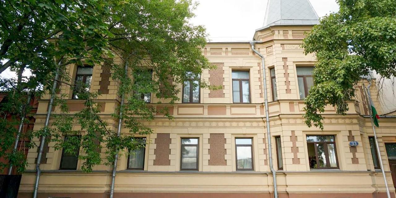 В Курсовом переулке отреставрируют особняк Мазурина. Этот архитектурный памятник XIX века — неотъемлемая часть панорам Пречистенской набережной. Он обладает статусом объекта культурного наследия. Специалистам предстоит расчистить и привести в порядок фасады здания, отремонтировать кровлю и подвалы, а также восстановить уникальные элементы декора.