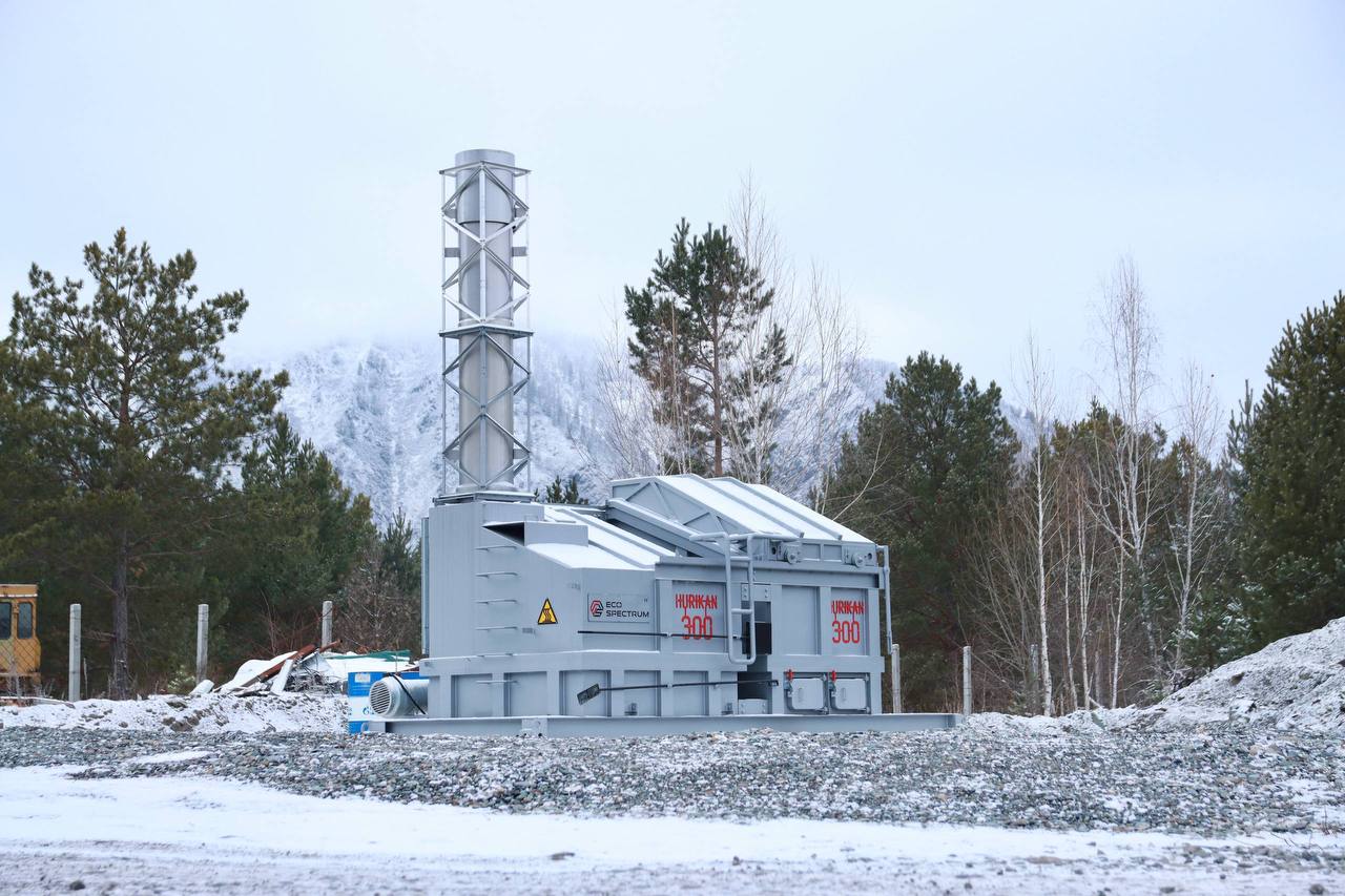 Чемальский район одним из первых установил на своей территории мобильный инсинератор Это специальная установка для термической обработки и утилизации отходов как бытовых промышленных так и биологических Оборудование дорогостоящее С закупкой монтажом и пусконаладкой помогли инвесторы До 2030 года Республика полностью рекультивирует все скотомогильники Это необходимо для улучшения экологической обстановки и профилактики заражения почвы и воды В ближайшее время региональный оператор совместно с Минсельхозом Республики сделают необходимые расчеты Чтобы определить сколько еще таких установок нужно нашим районам Закупать их будем поэтапно в том числе с привлечением внебюджетных средств Распределим исходя из потребности муниципалитетов и с учетом новой схемы вывоза мусора которую примем с нового года