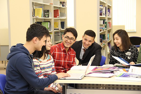 В Узбекистане запускают комплексную программу поддержки стартапов для школьников и студентов В Узбекистане запущена новая комплексная программа поддержки стартапов закреплённая Постановлением Президента О мерах по внедрению комплексной экосистемы поддержки стартапов Документ предусматривает поэтапное формирование системы направленной на развитие предпринимательских навыков у молодежи стимулирование инноваций и интеграцию образовательных учреждений в стартап экосистему страны С 2026 2027 учебного года учащиеся 9 11 х классов а также студенты средних специальных и профессиональных образовательных организаций будут дважды в месяц участвовать в мероприятиях Час мастерства и бизнеса посвящённых обучению созданию стартап идей В рамках программы проводится конкурс Лучшая стартап идея победителям на районном уровне присуждается премия до 5 млн сумов на областном до 10 млн сумов Ежеквартально проекты презентуются родителям представителям бизнес и научного сообществ а продукция созданная в образовательных организациях может реализовываться через маркетплейсы С 1 апреля 2026 года вводится система решения проблем и вопросов на основе краудсорсинга Государственные органы организации и предприятия с государственным участием будут размещать объявления и организовывать конкурсы на специальной электронной платформе а ежемесячно проводить встречи с инициаторами стартапов Дни стартапов В рамках национальной поддержки инноваций ежегодно проводится республиканский конкурс Самая инновационная идея с грантом для победителей в размере 100 млн сумов Республиканский этап охватывает 10 направлений а общий призовой фонд составляет 10 млрд сумов за счёт Фонда финансирования науки и поддержки инноваций С 1 сентября 2026 года в высших образовательных организациях будет реализована программа ВУЗы генераторы стартапов В рамках инициативы внедряются студенческие акселераторы совместно с IT парком и венчурными фондами организуются стажировки и обмен с международными акселераторами и университетами Высшие образовательные учреждения смогут инвестировать до 20 тыс долларов США в каждый перспективный проект студентов и научных работников через инкубационные центры и акселераторы Также в структуре акселераторов будут предусмотрены должности стартап менеджер и стартап трекер С 2026 года будет проводиться ежегодный чемпионат Молодые предприниматели направленный на выявление и поддержку лучших молодежных бизнес и стартап проектов В рамках программы до 100 проектов получают инвестиции до 1 млрд сумов за счёт Государственного целевого фонда развития молодежного предпринимательства и венчурного фонда Yoshlar ventures Кроме того за счёт фонда оплачиваются услуги экспертов по финансам и маркетингу для превращения проектов в бренд Совет фонда может рекомендовать победителей к государственным наградам нагрудным знакам Фаол тадбиркор и Ўзбекистон белгиси С 1 апреля 2026 года стартап проекты участвующие в программе Цифровые стартапы получают статус резидента IT парка и право пользоваться всеми законодательными льготами и преференциями без требования минимальных экспортных показателей Программа предусматривает также ежегодное проведение выставки Стартап экспо создающей платформу для демонстрации инновационных идей обмена опытом и привлечения инвесторов Эта комплексная система направлена на формирование у молодежи предпринимательских навыков стимулирование инновационной активности и интеграцию образовательных учреждений в единую стартап экосистему Узбекистана ТГ канал uzbekvc