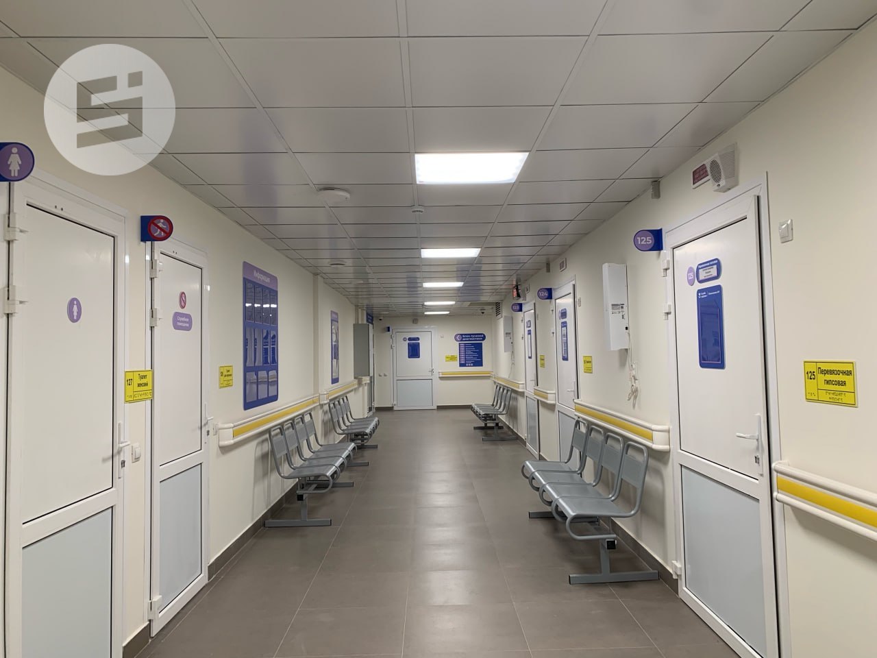 В Сарапуле 15 декабря состоялось официальное открытие новой поликлиники Открывал учреждение глава Удмуртии Александр Бречалов а по видеосвязи вице премьер правительства России Татьяна Голикова и министр здравоохранения РФ Михаил Мурашко Поликлиника площадью почти 8 тыс квадратных метров рассчитана на приём 500 посетителей в день Пациентов будут обслуживать 15 терапевтических участков также здесь будут открыты кабинеты узких специалистов