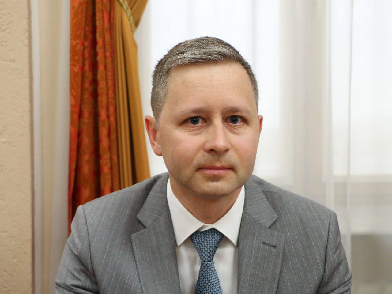 На оперативном совещании с Правительством региона, министрами и главами муниципалитетов представил команде нового министра имущественных отношений Омской области. На эту должность назначен Владимир Анатольевич Ершов, ранее руководивший территориальным управлением Росимущества. У Владимира Анатольевича есть профессиональный опыт, который уверен, поможет ему еще более эффективно организовать работу регионального Минимущества.