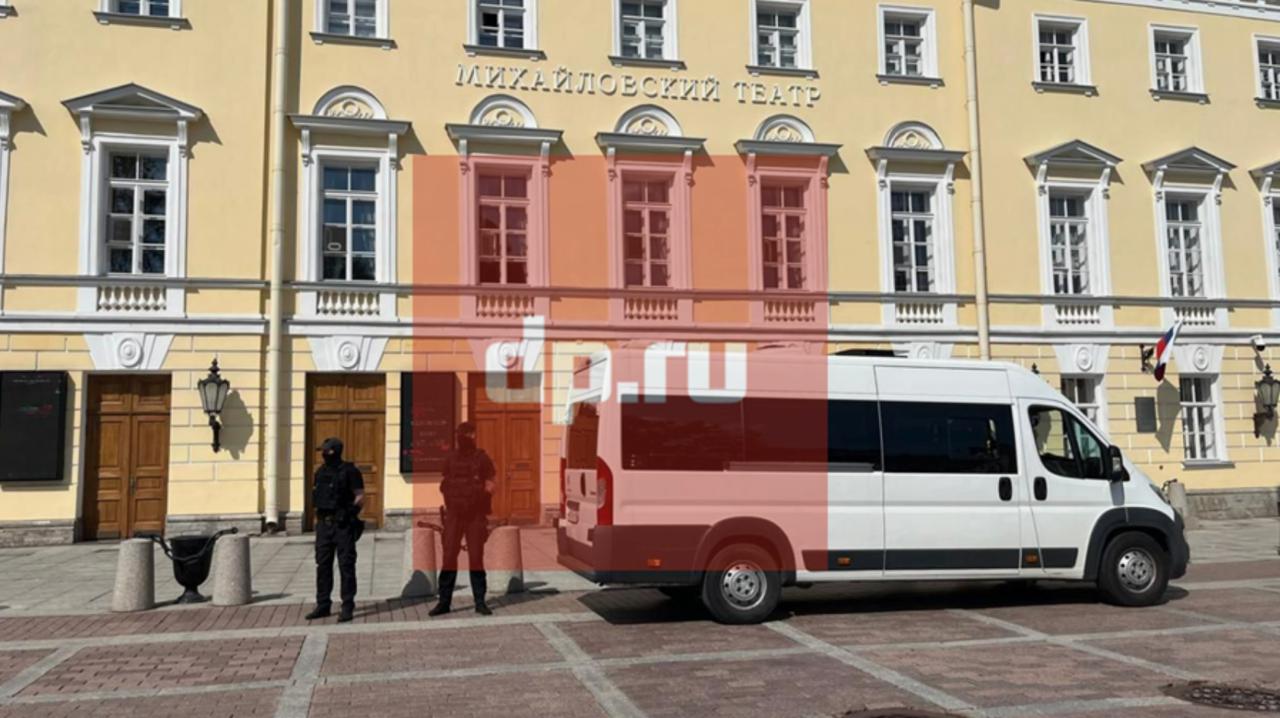 ⏬ Обыски в Михайловском театре: следователи ищут документы по делу Кехмана В Санкт-Петербурге в Михайловском театре проходят обыски. СК сообщает: следственные действия связаны с делом о растрате при ремонте. Речь идет о Владимире Кехмане – художественном руководителе Михайловского театра и генеральном директоре МХАТ. Его подозревают в присвоении средств, выделенных на реконструкцию сцены МХАТа. Сам Кехман сейчас в Москве, а не в Петербурге, где идут обыски. Следователи ищут документы в кабинетах театра и опрашивают руководство. Интересуются, какие распоряжения Кехман давал, находясь под подпиской о невыезде. Напомним, Кехману уже предъявлено обвинение в растрате. Культурненько — подпишись