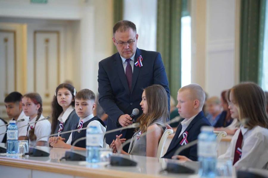 Губернатор Илья Середюк вручил первые паспорта талантливым кузбассовцам Накануне Дня России свой первый взрослый документ от главы региона получили 59 человек — активисты, победители олимпиад, губернаторские стипендиаты, участники волонтерской деятельности, члены школьных спортивных команд. «Вы — будущее Кузбасса, наши звездочки. В свои 14 лет вы побеждаете на олимпиадах и спортивных соревнованиях, занимаетесь волонтерством, участвуете в жизни города. Именно вам предстоит строить регион и страну, вкладывать свои знания и таланты в процветание нашей Родины. Пусть местом прописки в вашем паспорте всегда будет Кузбасс» — напутствовал ребят Илья Середюк.