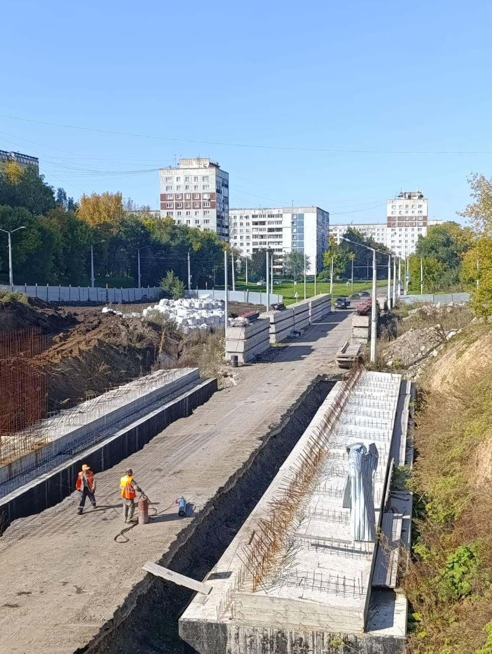 В Новокузнецке продолжится строительство тоннеля в Новоильинском районе Работы были приостановлены из за ненадлежащего исполнения обязательств предыдущим подрядчиком с которым в январе 2025 года контракт был расторгнут Экспертиза показала что прежний подрядчик выполнил менее 40 работ причем часть из них не была принята строительным контролем В августе 2025 года состоялся конкурс на выбор нового подрядчика В нем победила компания Строительное управление 7 которая является подразделением организации известной новокузнечанам по таким проектам как реконструкция проспекта Металлургов строительство Площади защитников Донбасса а также дороги к инфекционной больнице на Пойменном шоссе   kuzzbas ru news society 76935 html