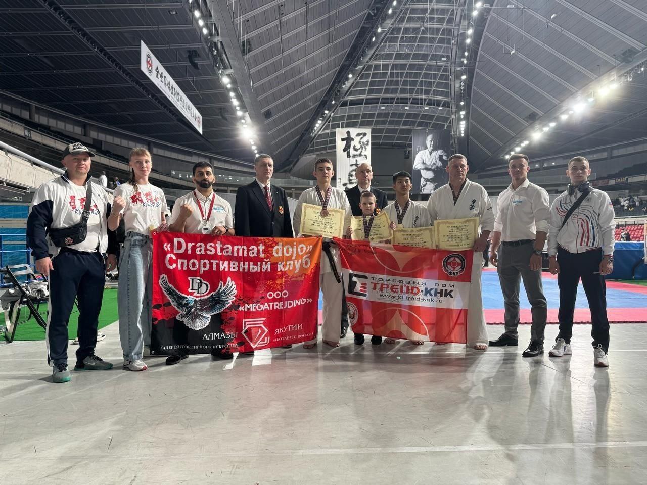 Новокузнецкие каратисты - призеры чемпионата и первенства мира в Японии Соревнования по киокусинкай проходили в Токио. Несколько наград завоевали спортсмены из Новокузнецка. Среди девушек до 12 лет серебро первенства в весовой категории до 45 кг завоевала Дарья Мызникова тренеры - Михаил Монахов и Светлана Голдаева . Бронзовым призером среди мальчиков до 12 лет в весовой категории свыше 35 кг стал Руслан Дедерер. Медаль аналогичного достоинства у юношей до 14 лет в/к свыше 60 кг взял Арсений Оськин. Тренирует обоих спортсменов Драстамат Акобян. Серебряная награда чемпионата мира среди ветеранов у Константина Горюшкина тренеры - Игорь Шумин и Иван Зарва .