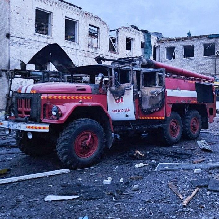 Четыре человека пострадали при ночной атаке дронов на лицей в городе Богодухов Харьковской области.  В результате удара загорелась крыша здания на площади 500 квадратных метров. Также повреждены 18 зданий и пять школьных автобусов.  Как сообщили в ГСЧС, спустя час после удара ещё один дрон атаковал спасателей, которые тушили пожар — пострадали четыре человека. В результате второго удара загорелся пожарный автомобиль и ещё один школьный автобус.    Подписаться на «Пепел»