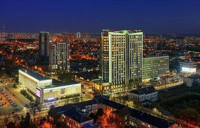 Краснодарский суд будет рассматривать иск Генпрокуратуры по изъятию земельных участков и других активов у семьи бывшего депутата Ризвана Исаева Иск касается конфискации недвижимости в том числе отеля Marriott в доход государства по закону 230 ФЗ о контроле за доходами Третьи лица ООО Арс Капитал Сармат Строй и другие фирмы связанные с недвижимостью и строительством В частности с семьёй Исаевых связан и застройщик ГК Европея у которого в портфеле шесть жилых проектов Также ответчиками по иску являются Денис Исаев Тэко Исаев Эльдар Исаев Гюльжаган Исаева Ольга Исаева София Исаева Юлия Варзар и Патимат Якубова По данным СМИ Ризван Исаев является братом бывшего вице премьера Дагестана Шамиля Исаева которого в 2020 году осудили за хищение средств из бюджета республики а в 2022 м за организацию убийства местного журналиста в итоге он получил 16 лет колонии Всё о стройке в MAX