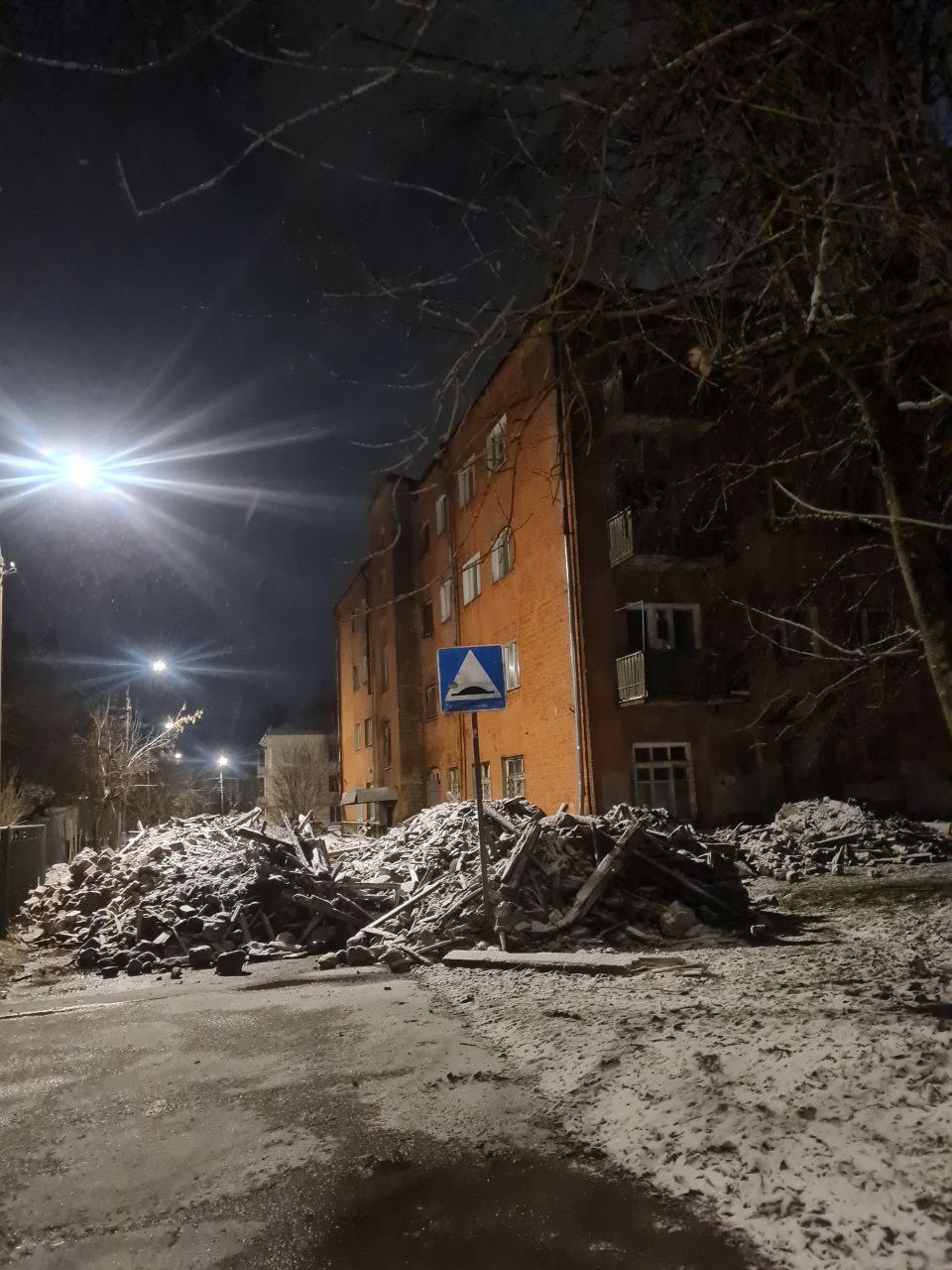 В Научном городке идёт разборка аварийного общежития К сожалению ситуация вызывает серьёзные опасения дорога полностью завалена строительным мусором рядом находится детская площадка ограждения отсутствуют Пока нет информации о планах по вывозу отходов и очистке проезжей части Жители просят ответственные службы обратить внимание на проблему