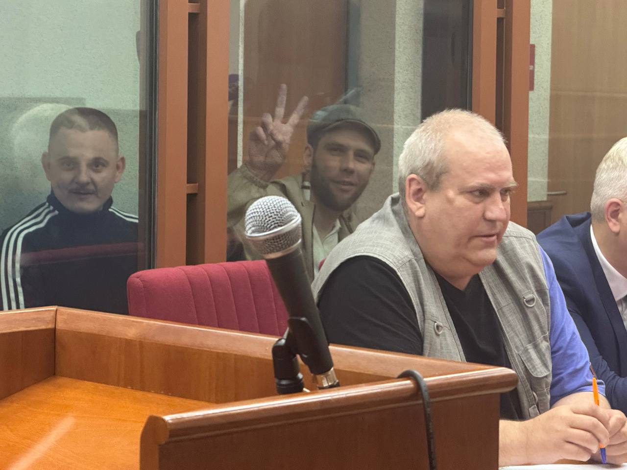 На двоих: 28 лет в колонии Жителям Екатеринбурга вынесли приговор по делу о занятии высшего чина в преступный иерархии и других преступлениях. Первый обвиняемый в 2021 году руководил преступной группой, с 2021 по 2023 год оба участвовали в ряде преступных действий с применением насилия в Слободо-Туринском районе. Сегодня суд назначил Давиду Жоржоладзе наказание в виде лишения свободы на 16 лет и штрафом в размере 700 тысяч рублей, а Максиму Шатину – 12 лет исправительной колонии с ограничением свободы на 2 года, лишением прав на 4 года и штрафом в размере 250 тысяч рублей. Прокуратура Свердловской области