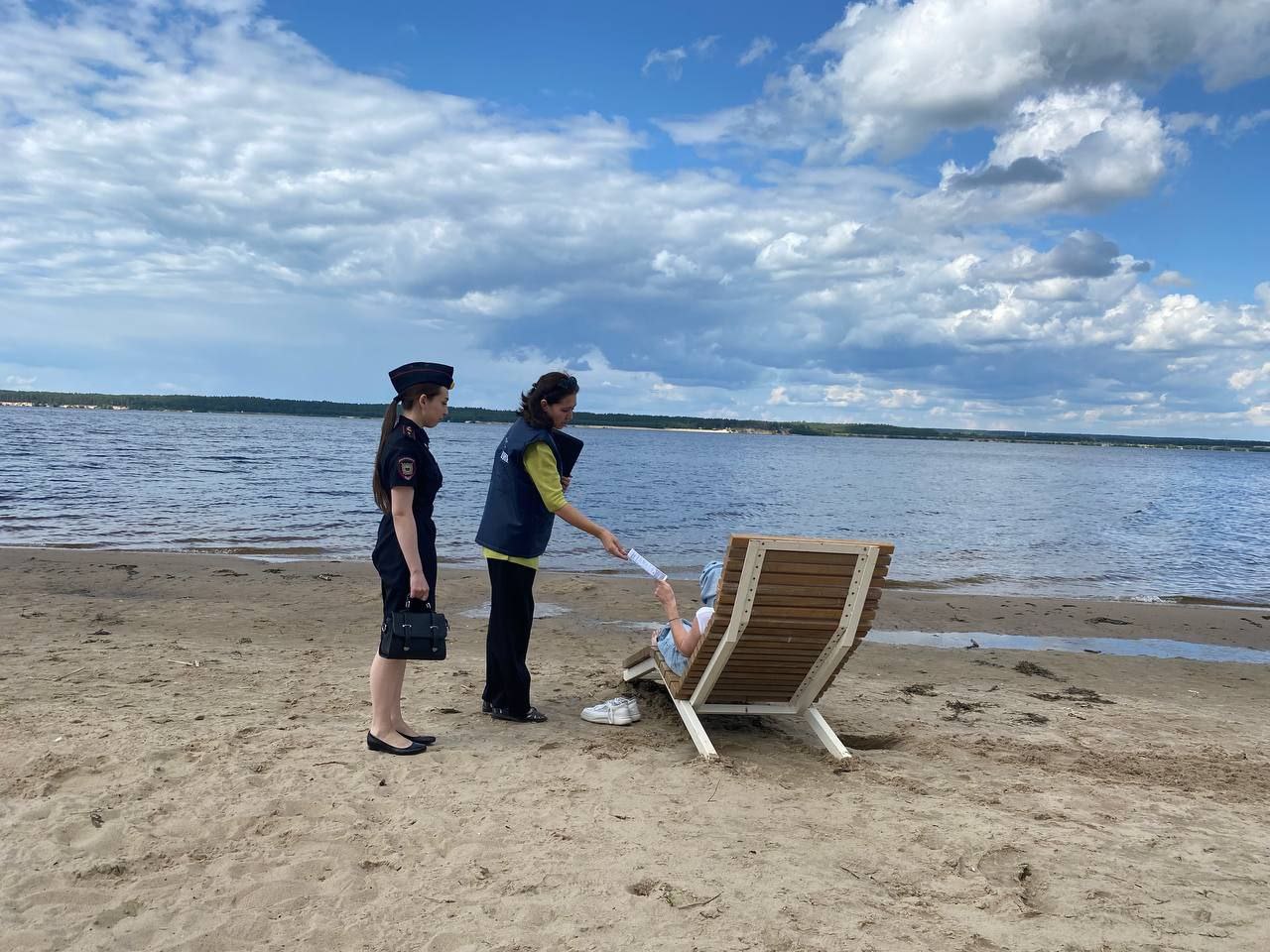 Безопасность на воде: в Чебоксарах прошел профилактический рейд Сотрудники МЧС Чувашии совместно с представителями Управы по Калининскому району администрации г. Чебоксары и представителями правоохранительных органов, в ходе рейда посетили Московскую и Казанскую набережные. Проводились разъяснительные беседы с гражданами для формирования культуры безопасного поведения на воде, были вручены информационные памятки. МЧС Чувашии напоминает о необходимости строгого соблюдения правил безопасности на водных объектах и призывает к ответственному отношению к собственной безопасности и безопасности окружающих, особенно детей. Купание в несанкционированных местах недопустимо!