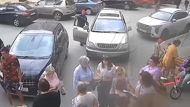 На собрании жильцов в Тюмени мужчина с пистолетом был остановлен местными жительницами