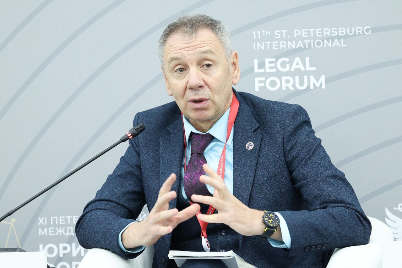 «Зов народа» призвал проверить политолога Маркова на причастность к подрывной деятельности Председатель общественного движения Сергей Зайцев заявил в беседе с «Абзацем», что участие Сергея Маркова в мероприятии в Карабахе и его публичные комплименты в адрес президента Азербайджана Ильхама Алиева на фоне заметного охлаждения отношений между Москвой и Баку вызывают обеспокоенность. «…Высказывания Маркова, восхваляющие Алиева как «великого лидера», особенно возмутительны, учитывая текущую ситуацию. В азербайджанских застенках до сих пор находятся российские журналисты, взятые в заложники. Что касается деятельности Маркова – тут много вопросов. Но здесь нужно органам безопасности проводить проверку на предмет его связей с иностранными подрывными структурами и соответствия его действий интересам России», – сказал Зайцев. Кроме того, общественник отметил, что российский политолог учился за границей и работал в ряде организаций, которые финансировались США и сейчас признаны нежелательными. В связи с чем возникают закономерные вопросы о связях Маркова и влиянии на формирование его мировоззрения. Читайте статью до конца. Подпишитесь на «Абзац» Добавьте «Абзац» в ленту «Дзена»