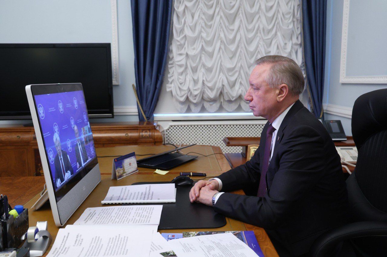 Александр Беглов Морской совет надёжный помощник города в развитии Большого порта защите водных ресурсов подготовке кадров и сохранении исторической памяти Губернатор Александр Беглов принял участие в заседании Совета по обеспечению морской деятельности при Морской коллегии Российской Федерации Оно прошло в режиме видеоконференцсвязи под председательством помощника Президента Российской Федерации председателя Морской коллегии Николая Патрушева Одной из тем обсуждения стала деятельность морских советов в приморских регионах России Санкт Петербург уже более трёхсот лет морская столица России Этот статус во многом определяет развитие города Мы следуем принципам и приоритетам определённым в Морской доктрине России Для выполнения задач морской политики страны 21 год назад создан Морской совет при Правительстве Санкт Петербурга напомнил Александр Беглов Подробнее на Официальном сайте Администрации Санкт Петербурга