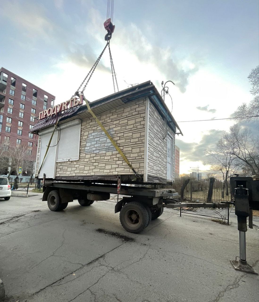 Павильон на пр Ленина 64 он стоял рядом с домом где магазин 1000 мелочей Договор у предпринимателя был с мэрией Абакана жители жаловались на антисанитарию внутри и вокруг торгового павильона а также на несанкционированный туалет Еще горожане просили убрать продуктовый киоск и сделать пешеходную зону рядом находится городская больница При проверке выяснилось что за павильоном разлиты бытовые отходы Договор с предпринимателем администрация расторгла и обязала освободить земельный участок Добровольно предприниматель отказался это делать дело передали судебным приставам Судебный пристав предупредил что в случае игнорирование требований киоск будет демонтирован администрацией а счет за расходы по сносу будет выставлен должнику плюс исполнительский сбор 5000 рублей В итоге павильон предприниматель убрал сам Видео и фото УФССП по Хакасии NotaBene Telegram MAX