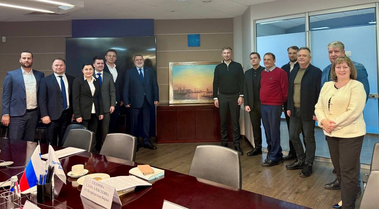 22 декабря 2025 года состоялась встреча Президента Петербургской Биржи И Ю Артемьева с участниками товарных секций нефтепродуктов минеральных удобрений и леса на которой обсуждались практические вопросы создания СРО НАУТОР и был подписан соответствующий меморандум о намерениях между АУТСР и АТБ Напомним что в ноябре 2025 года с инициативой создания НАУТОР выступил Президент Петербургской Биржи И Ю Артемьев Он приветствовал решение профильных брокерских ассоциаций поддержать данное предложение отметив что Петербургская Биржа окажет все возможное содействие для создания и эффективной работы данной организации Подписание АТБ и АУТСР меморандума о создании СРО НАУТОР зафиксировало намерения сторон о консолидации Сейчас уже действует рабочая группа по согласованию Устава НАУТОР и вопросов подготовки учредительного собрания Надеемся что при поддержке Петербургской Биржи нам удастся оперативно решить все организационные моменты и на мартовском форуме Биржевой товарный рынок 2026 НАУТОР сможет провести широкомасштабную стратегическую сессию покупателей с приглашением всех заинтересованных участников рынка отметил Исполнительный директор АТБ Александр Бажин Более подробно с информацией о встрече можно ознакомиться по этой ссылке