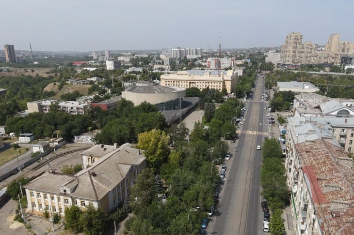 В Волгограде на неделю перекроют ул. Краснознаменскую  23 ноября в Центральном районе Волгограда начнут действовать ограничения на проезд автомобилей. Как сообщает ИА «Высота 102», мэрия планирует перекрыть движение на ул. Краснознаменской.  - В рамках плановых работ по реконструкции ул. Краснознаменской с 00:00 23 ноября по 06:00 1 декабря для обеспечения безопасности на период работы тяжелой спецтехники ограничивается движение транспортных средств на участке, ограниченном улицами 10-й Дивизии НКВД и Глубокоовражной, - рассказали журналистам в пресс-службе администрации Волгограда.  По информации властей, объехать участок можно по ул. Глубокоовражной, ул. Коммунистической и пр. им. В.И. Ленина.   Подробнее