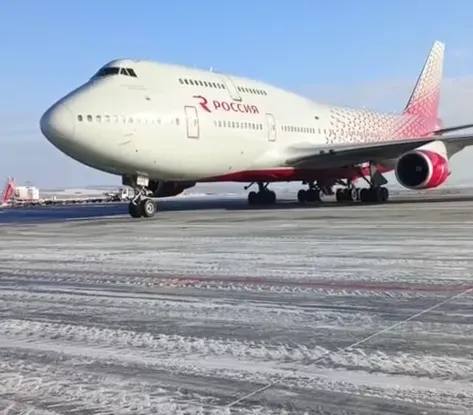 Двухпалубный самолет Boeing впервые прилетел в аэропорт Благовещенска Дальнемагистральный лайнер задействуют на московском направлении 30 октября в международный аэропорт Благовещенск впервые прилетел двухпалубный самолет Boeing 747 авиакомпании Россия Еще пару лет назад в местных чатах любителей авиации были разговоры о том что прилет в Благовещенск такого самолета это что то из области фантастики А сейчас мы ждем Королеву небес и уже не воспринимаем это событие за нечто выдающееся написал в своем Telegram канале пресс секретарь аэропорта Антон Сильвоник Ранее стало известно что полеты на Боинге который также называют Джамбо будут выполняться с 28 октября по 28 марта по вторникам четвергам и субботам Дальнемагистральный лайнер задействуют на московском направлении Напомним в апреле на прямой линии с губернатором Амурской области стало известно что в столицу региона может начать летать Boeing 747 Месяц назад встречался с руководством Аэрофлота обещают нам поставить двухэтажные Боинги 747 он больше берет пассажиров занимаемся этим вопросом сообщил Василий Орлов Скриншот видео t me Silv0Nik ТЕЛЕПОРТ РФ здесь все об Амурской области  Мы в МАХ  Написать нам