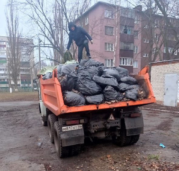 Администрацией Сеймского округа города Курска при поддержке АО «Курсквтормет» была проведена уборка несанкционированной свалки древесно-растительных отходов и твёрдых коммунальных отходов на общественной территории рядом с домом № 2 в посёлке Аккумулятор. Всего было вывезено более 60 кубических метров мусора.  Также совместно с Курским автотехническим колледжем окружная администрация организовала вывоз мусора с территории школы № 48 имени Р.М. Каменева. В результате было вывезено более 10 кубических метров листвы, собранной в пакеты.