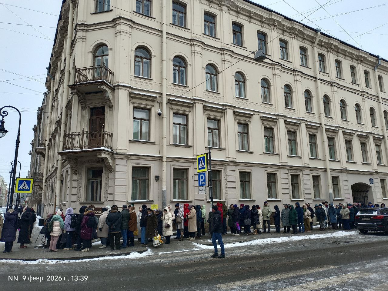 Возле Музея Достоевского петербуржцы выстроились в длинную очередь Сегодня вход в музей сделали свободным в память о 145 й годовщине со дня смерти писателя Как сообщает 78 ru желающие попасть внутрь начали собираться еще в 10 утра Музей открылся в 11 00 и пропускал посетителей по сеансам каждые полчаса Музей Достоевского находится в Кузнечном переулке 5 2 Это литературно мемориальный комплекс который включает в себя последнюю квартиру писателя а также экспозицию Ф М Достоевский Жизнь и творчество Pro et Contra Сегодня в музее в качестве вечера памяти также прошел бесплатный концерт Музыкальное приношение Ф М Достоевскому Пианист Николай Мажара исполнил произведения Бетховена Шопена Глинки и Листа Снова бесплатно посетить музей Достоевского можно будет 18 мая в Международный день музеев и 11 ноября в день рождения писателя Кроме того свободный вход для школьников и студентов вузов действует каждый третий четверг месяца В остальные дни входной билет стоит 400 рублей а для школьников студентов и пенсионеров 200 Федор Михайлович Достоевский скончался 9 февраля 1881 года на 60 м году жизни Во время его похорон весь Невский был заполнен людьми в траурной процессии участвовало около 60 тысяч человек Фото телеграм канал Музея Достоевского Наталия Новоселова Подписывайтесь на Бумагу и предлагайте новости