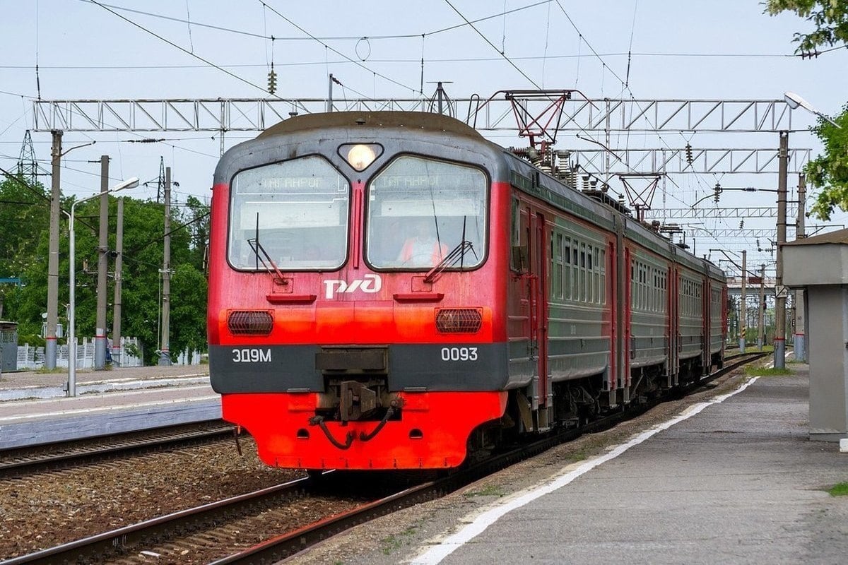 В марте планируется внести изменения в расписание движения ряда пригородных поездов, следующих из Ростова-на-Дону.  С 2 по 16 марта будут отменены два рейса: поезд № 6157 Ростов — Лихая  отправление в 8:39  и поезд № 6156 Лихая — Ростов  отправление в 14:30 , курсирующие с 4 по 6 марта.  Кроме того, с 2 по 3 марта и с 7 по 16 марта будет скорректировано расписание движения поездов № 6155 Ростов — Лихая  сохранение обычного расписания отправления в 6:11  и № 6515 Ростов — Лихая  отправление в 15:03 .  4 марта также будут внесены изменения в расписание поездов № 6169 Ростов — Усть-Донецкая  отправление в 13:15 , № 6161 Ростов — Лихая  отправление в 16:32  и № 6155 Ростов — Лихая  отправление в 6:11 .  Пассажирам рекомендуется ознакомиться с актуальным расписанием движения поездов на официальных источниках.