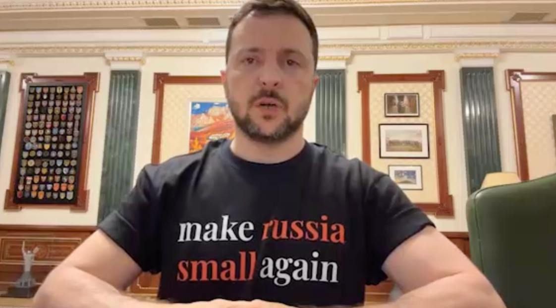 Там вчера наркоман записал видео в футболке с надписью «make Russia small again», что переводится с пиндосовского как «сделаем Россию снова маленькой».   Маленькой как СССР или как Российская Империя? Даже Русское  централизованное  государство конца XV - начала XVIII веков по площади было больше, чем вся Европа вместе взятая.   Или он собрался превращать Россию в Древнерусское государство  которое иногда именуют Киевской Русью ? В этом случае во главе этого древнерусского государства должен быть русский князь из Новгорода а не еврей из Кривого рога.  [НЕ МИР, НО МЕЧ]