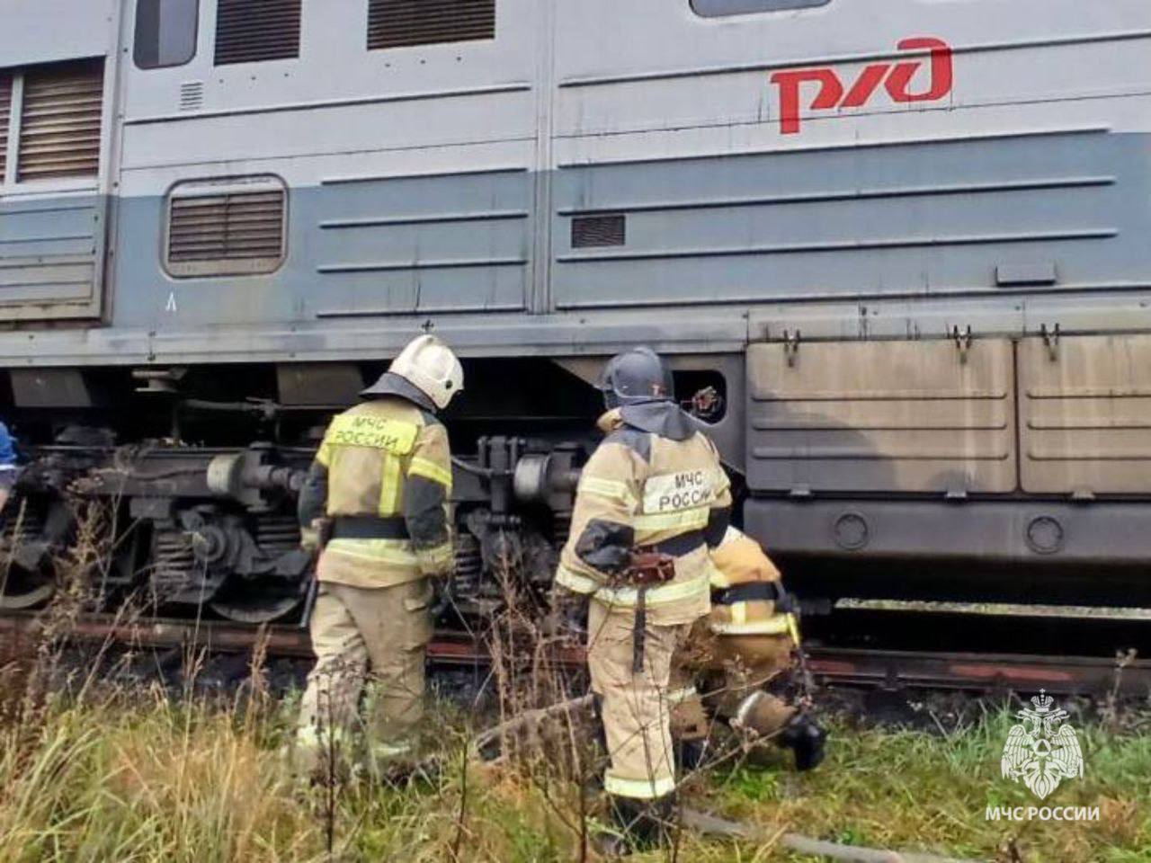 В Старорусском районе ликвидировали пожар в локомотиве поезда  Сегодня в 11.39 в экстренные службы поступило сообщение от дежурного РЖД о пожаре в локомотиве поезда на станции Тулебля Старорусского района.  Прибывшие пожарно-спасательные подразделения в 12.10 ликвидировали возгорание в электродвигателе колесной пары на площади 1 м кв.   Сведений о погибших и пострадавших не поступало. Причину пожара предстоит установить органам дознания.