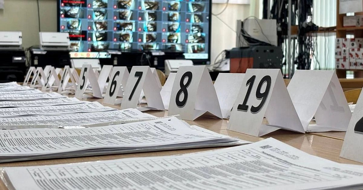 Около 220 кубанских педагогов получат по 100 тысяч за стобалльников на ЕГЭ Среди получателей премии большинство составляют преподаватели по литературе и русскому языку, химии, физике и информатике из школ Краснодара, Сочи, Новороссийска и Анапы. В 2025 году кубанские педагоги подготовили 256 стобалльников, из них шестеро получили максимальный результат сразу по двум предметам. Эльвира Мясищева / пресс-служба администрации Краснодара Связь с редакцией: Подписаться на «Утренний Юг»