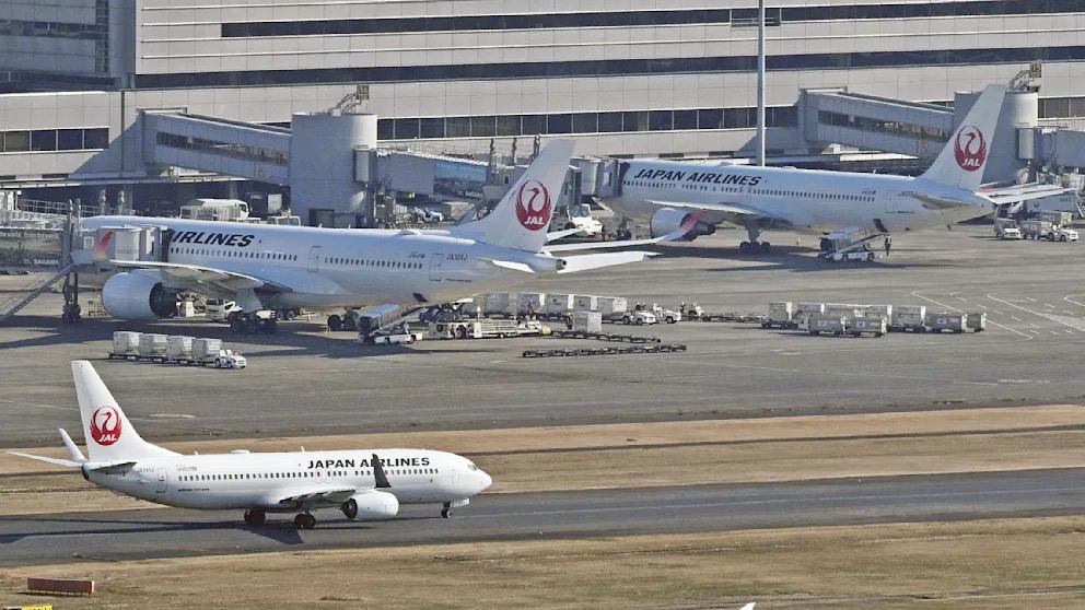 Кибератака парализовала работу авиакомпании Japan Airlines  Японская авиакомпания Japan Airlines  JAL  столкнулась с масштабной кибератакой, которая привела к отмене и задержкам рейсов как внутри страны, так и за её пределами. В компании подтвердили, что стали жертвой хакеров, и сообщили о сбоях во внутренних и внешних системах.   «Мы не можем предоставить подробности о затронутых рейсах», – заявила представитель авиакомпании.   Из-за технических проблем продажа билетов на рейсы сегодня была полностью приостановлена. Пока неизвестно, кто стоит за атакой и каковы её причины. При этом All Nippon Airways  ANA , вторая по величине авиакомпания Японии, сообщила, что её системы не подвергались хакерским атакам.  Кибератаки становятся всё более частым явлением в Японии. В 2023 году жертвами хакеров стали японское космическое агентство JAXA и порт Нагои, парализованный из-за атаки с использованием программ-вымогателей. В 2022 году атака на системы поставщика Toyota вынудила автоконцерн приостановить производство в Японии на один день.  Подобные инциденты происходят и за пределами Японии. Так, на Рождество технические неполадки парализовали работу American Airlines, вызвав задержки и отмену рейсов. Пока что непонятно, связаны ли эти проблемы с действиями хакеров.