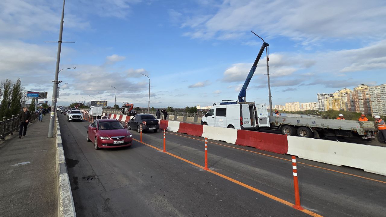 Завершена реконструкция половины Тургеневского моста она готовится к открытию для движения транспорта По заявлению подрядчика движение по отремонтированной части моста будет возобновлено в ближайшие дни В процессе реконструкции были полностью заменены 75 устаревших балок новыми а вдоль тротуара установлено 555 метров парапетного ограждения и перил Также были обновлены опоры моста уложено новое асфальтовое покрытие на проезжей части и установлены современные фонари После перенаправления потока транспорта на обновленный участок начнется ремонт второй половины моста ведущей в город На этом этапе будут произведены работы по полному демонтажу покрытия перил опор и балок kuban Press